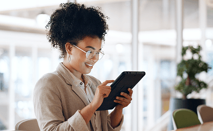 Mulher usando tablet em ambiente de trabalho moderno